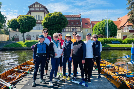 Eine Gruppe Menschen auf einem Steg am Wasser