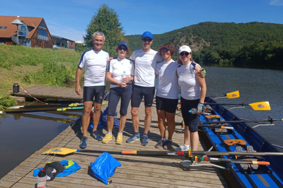 Eine Gruppe Menschen auf einem Steg am Wasser