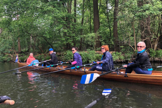 Eine Gruppe Ruderer in einem Ruderboot