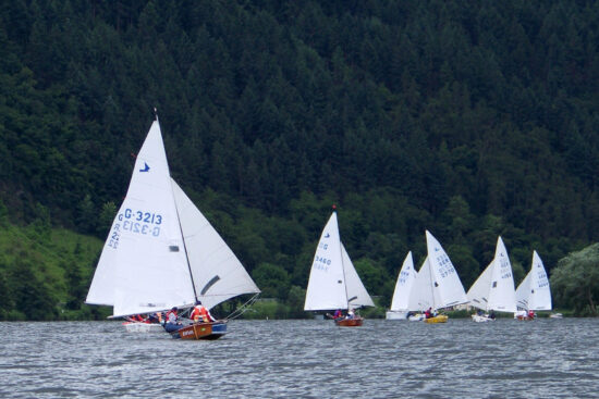 Eine Gruppe Segelboote auf dem Wasser