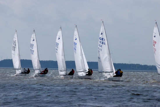 Eine Gruppe Segelboote auf dem Wasser