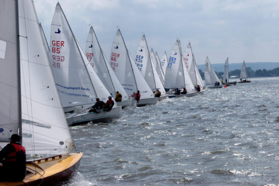 Eine Gruppe Segelboote auf dem Wasser