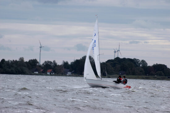 Ein Segelboot auf dem Wasser