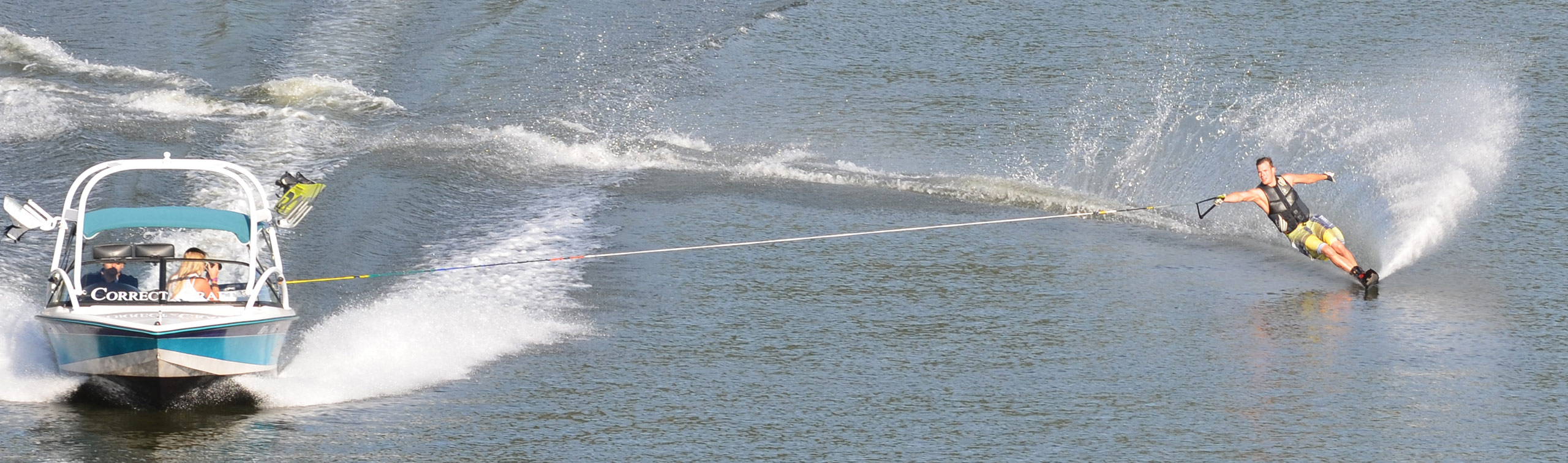 Eine Gruppe Segelschiffe im Wasser