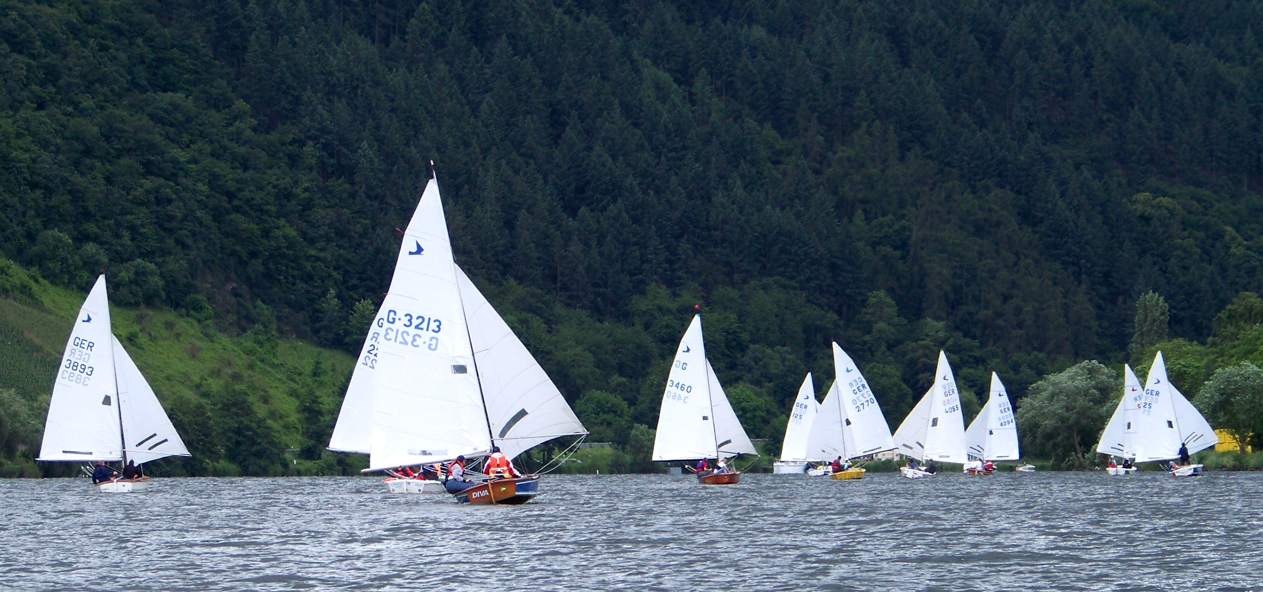 Eine Gruppe Segelschiffe im Wasser