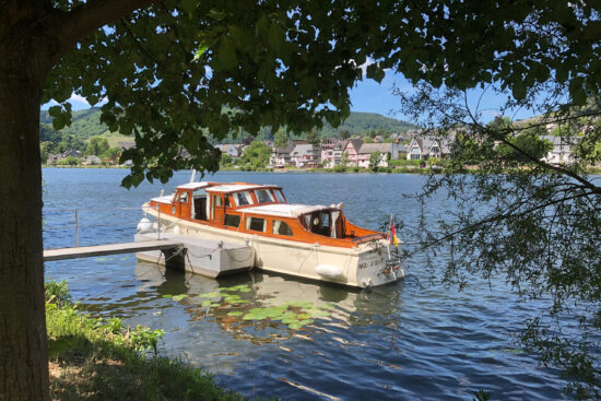 Anlegestelle mit Motorboot